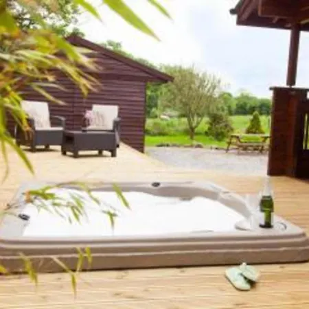 Tatil Evi 3-bed - Sleeps 7 - Hot Tub - Pet Friendly *